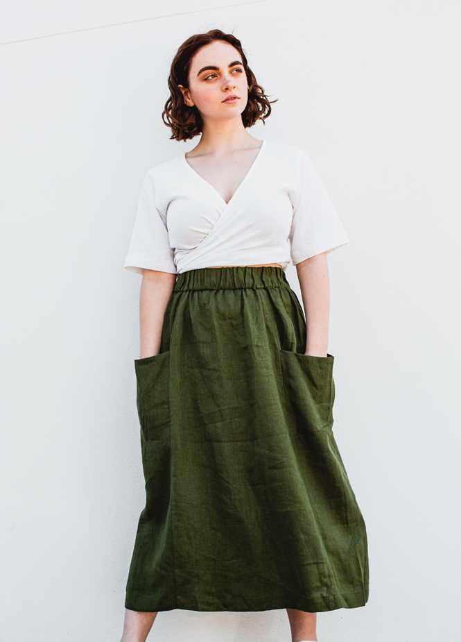 Woman wearing green skirt with pockets and elastic waist